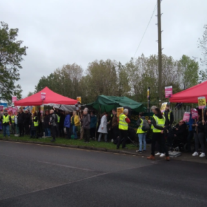 Foule disant non au racisme